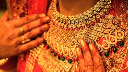 தங்கம் விலை சவரனுக்கு ரூ.200 குறைவு.. இல்லத்தரசிகளுக்கு குட் நியூஸ்.!