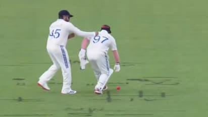 വിക്കറ്റ് കീപ്പറായി അരങ്ങേറി സർഫറാസ് ഖാൻ; പന്ത് കൈവിട്ടതിന് പിന്നാലെ ക്യാപ്റ്റന്‍റെ വക മുതുകത്ത് 'ഇടി'