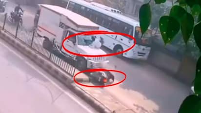 ದಿ ಗ್ರೇಟ್ ಎಸ್ಕೇಪ್: ಅಪಘಾತದಿಂದ ಪವಾಡದಂತೆ ಪಾರಾದ ಸ್ಕೂಟರ್ ಸವಾರ 