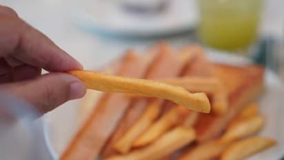 ഫ്രഞ്ച് ഫ്രൈസിന് പകരം ചിക്കൻ ബർ​ഗറിന് ബില്ലടിച്ചു, 2 ലക്ഷം നഷ്ടപരിഹാരം വേണമെന്ന് യുവാവ്