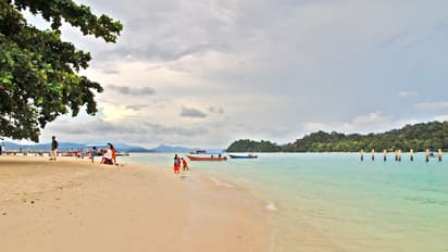 பெட்ரோல் வெறும் 40 ரூபாய்... இந்தியர்களுக்கு ராஜ மரியாதை! எங்கே தெரியுமா?