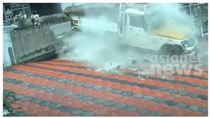 കൊല്ലത്ത് തടി കയറ്റിക്കൊണ്ടിരുന്ന പിക്കപ്പ് വാഹനം നിയന്ത്രണം വിട്ട് വീടിന്റെ മതിൽ തകർത്ത് പാഞ്ഞുകയറി