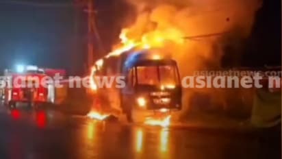 ഒറ്റപ്പാലത്ത് റോഡരികിൽ നിർത്തിയിട്ട ലോറി കത്തിനശിച്ചു; വിശ്രമിക്കവേ പുക കണ്ട് ചാടിയിറങ്ങി ഡ്രൈവർ 