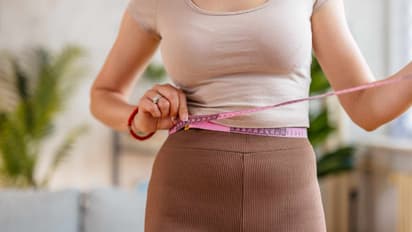 உடல் எடையை குறைக்க ட்ரை பண்றீங்களா? இந்த தவறுகளை செய்யாதீங்க!