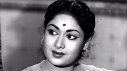 సావిత్రిని టికెట్ లేదని ట్రైన్ నుంచి దిగిపొమ్మన్న టీసి.  మహానటిని కాపాడిన హీరోయిన్ ఎవరు? 