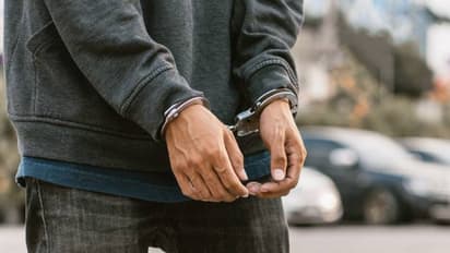 പൊലീസിനെ വരെ ഞെട്ടിച്ച് യുവാവ്, 'തോക്കും 500ബുള്ളറ്റുകളുമുണ്ട്, കോടികൾ തട്ടിച്ചു', ബോറടി മാറ്റാൻ ചെയ്തതാ പോലും