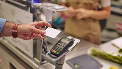 എന്റമ്മോ എന്തൊരു ഭാ​ഗ്യം; ഒഴിവുദിവസം ജോലിക്ക് പോയാലെന്താ, കോടികളുമായി തിരികെയെത്തി യുവതി 