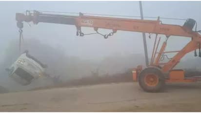 ഗൂഗിൾ മാപ്പ് കാണിച്ച വഴിയേ പോയി; ഇങ്ങനെയൊന്ന് കരുതിയില്ല, കാര് പോയി വീണത് കനാലിൽ; 3 യാത്രക്കാർ രക്ഷപ്പെട്ടു