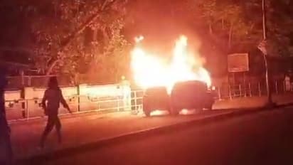 കൊല്ലത്ത് കാറിൽ പോയ യുവതിയെയും യുവാവിനെയും പെട്രോളൊഴിച്ച് തീകൊളുത്തി, ഒരാൾ കൊല്ലപ്പെട്ടു; പ്രതി പിടിയിൽ