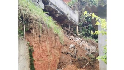 വീടിന് സമീപം സംരക്ഷണ ഭിത്തി നിർമിക്കുന്നതിനിടെ മണ്തിട്ട ഇടിഞ്ഞുവീണ് രണ്ട് പേർക്ക് പരിക്ക്