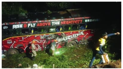 വൈത്തിരിയിൽ സ്കൂൾ വിദ്യാർത്ഥികളുടെ ടൂറിസ്റ്റ് ബസ് താഴ്ചയിലേക്ക് മറിഞ്ഞ് 14 പേർക്ക് പരിക്ക്