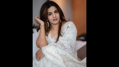 ಯಾವ ಕವಿಯೂ ಬರೆಯದ ಕವಿತೆ ನೀನಾಗು ಎನ್ನುತ್ತಾ ಬಿಳಿ ಸೀರೆಯಲ್ಲಿ ಅಪ್ಸರೆಯಂತೆ ಮಿಂಚಿದ ನಮ್ರತಾ ಗೌಡ!