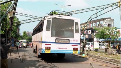 സിപിഎം സമര പന്തലിൽ കെഎസ്ആര്ടിസി ബസ് കുടുങ്ങി; ബസ് പുറത്തെടുത്തത് നീണ്ട ശ്രമത്തിനൊടുവില്, സംഭവം കണ്ണൂരില്