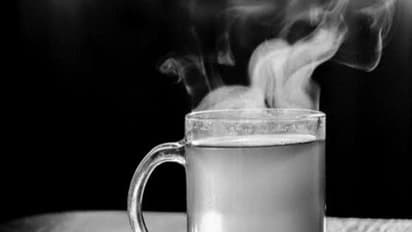 குளிருக்கு இதமா அடிக்கடி வெந்நீர் குடிக்குறீங்களா? இதை கொஞ்சம் மனசுல வச்சி குடிங்க