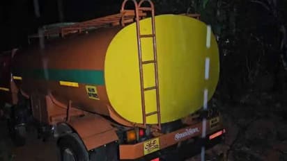 മുന്നിലും പിന്നിലും 2 രജിസ്ട്രേഷൻ നമ്പർ, നാട്ടുകാർ വിട്ടില്ല സ്കൂളിനരികെ കക്കൂസ് മാലിന്യം തള്ളിയ ലോറി പിടികൂടി