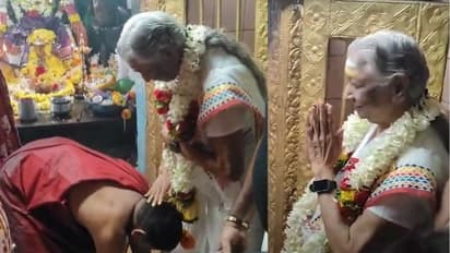 ಮೈಸೂರಿನ ಮಸಣಿಕಮ್ಮ ದೇವಿ ದರ್ಶನ ಪಡೆದ ಗಾಯಕಿ ಎಸ್. ಜಾನಕಿ; ಕಾಲಿಗೆ ಬಿದ್ದ ಅರ್ಚಕ!