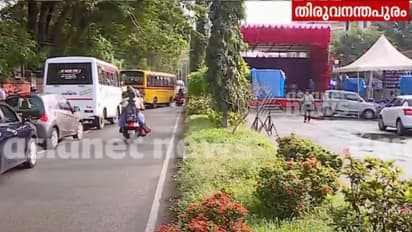 കോടതി ഉത്തരവ് കോടതിക്ക് മുന്നിൽ ലംഘിച്ച് സിപിഎം; പാളയം ഏരിയാ സമ്മേളന സ്റ്റേജ് റോഡിൽ; വൻ ഗതാഗതക്കുരുക്ക്