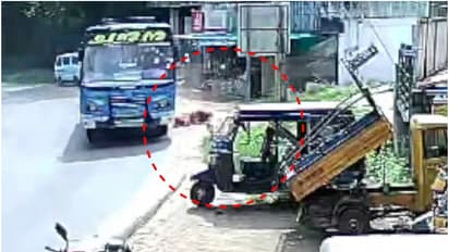 ഞെട്ടിക്കുന്ന ദൃശ്യങ്ങൾ പുറത്ത്; വളവ് തിരിഞ്ഞപ്പോൾ ബസ്സിൽ നിന്ന് റോഡിലേക്ക് വീണു, സ്ത്രീയുടെ താടിയെല്ല് പൊട്ടി