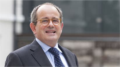 25കാരിയായ ഇന്ത്യൻ യുവതിയുമായി പ്രണയ ബന്ധമെന്ന് ഭാര്യയുടെ ആരോപണം; ബക്കിങ് ഹാം സർവകലാശാല വിസിയെ സസ്പെൻഡ് ചെയ്തു