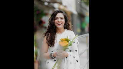 ಬಿಳಿ ಸೀರೆ, ಕೈಯಲ್ಲಿ ಹೂವು… ಅಭಿಮಾನಿಗಳ ಎದೆಗೆ ನಗುವಿನ ಬಾಣ ಬಿಟ್ಟ ಚೆಲುವೆ ಅನುಪಮಾ ಗೌಡ 