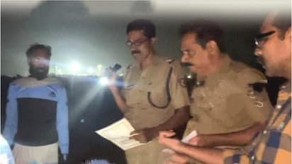 അളവിൽ കൂടുതൽ എച്ച്.എം വലകൾ, കണവയെ പിടിക്കാൻ അനധികൃത കൃത്രിമ പാര്; 8 വള്ളങ്ങൾ പിടികൂടി, 4.37 ലക്ഷം പിഴ ചുമത്തി