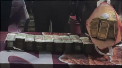 കർണാടകയിൽ നിന്നും വന്ന കാറിൽ കൂട്ടുപുഴയിൽ പരിശോധന; പിടിച്ചെടുത്തത് രേഖകളില്ലാത്ത 40 ലക്ഷം, അറസ്റ്റ്