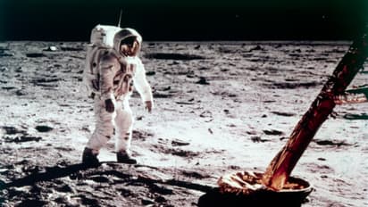  ചന്ദ്രനില്‍ ഒരാള്‍ കുടുങ്ങിയാല്‍ രക്ഷിക്കാന്‍ നിങ്ങളുടെ കയ്യില്‍ ഐഡിയയുണ്ടോ? ലക്ഷാധിപതിയാകാം 