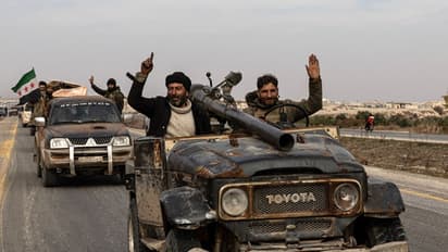  വിമതർക്ക് അധികാരം കൈമാറാൻ തയാറെന്ന് സിറിയൻ പ്രധാനമന്ത്രി; ജനം തെരുവിൽ, പ്രസിഡന്‍റിന്‍റെ പ്രതിമകൾ തകർത്തു