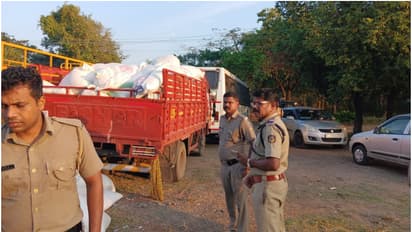 ബെം​ഗളൂരുവിൽ നിന്ന് പാലക്കാട്ടേക്ക് കാലിത്തീറ്റയുമായി ലോറി; എലപ്പുള്ളിയിൽ തടഞ്ഞ് പൊലീസ്, 3500ലിറ്റർ സ്പിരിറ്റ്