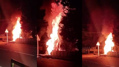 ടയർ പൊട്ടി, ശബരിമല തീർഥാടകർ സഞ്ചരിച്ച കാർ അപകടത്തിൽപ്പെട്ട് കത്തിനശിച്ചു, 5 തീർത്ഥാടകർക്ക് പരിക്ക്