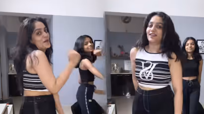 ഈ ട്രെൻഡ് ഞങ്ങൾ എങ്ങനെ ഒഴിവാക്കും, മകൾക്കൊപ്പം പുതിയ പോസ്റ്റുമായി ആര്യ