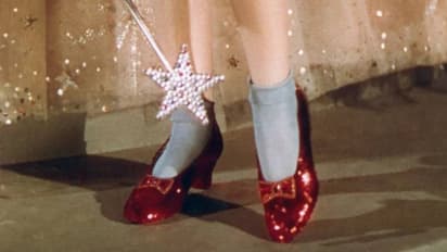 ചെരുപ്പിന് 237 കോടി; 89 വർഷം മുമ്പുള്ള ചിത്രത്തിൽ നായിക ധരിച്ച 'റൂബി സ്ലിപ്പർ' ലേലം ചെയ്തു