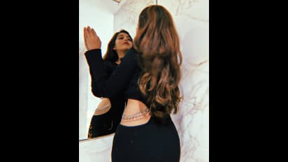 ಕನ್ನಡಿ ಮುಂದೆ ಮೈಮರೆತ ನಿವೇದಿತಾ ಗೌಡಗೆ ಕಚಗುಳಿ ಇಟ್ಟವರ‍್ಯಾರು? ಫೋಟೋ ನೋಡಿ