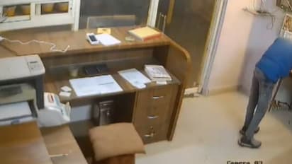 പെട്രോൾ പമ്പിലേക്ക് കയറിയതും കണ്ടത് പൂജാമുറി; എന്നാലൊന്ന് തൊഴുതേക്കാമെന്ന് കള്ളൻ, കൊണ്ടുപോയത് 1.57 ലക്ഷം