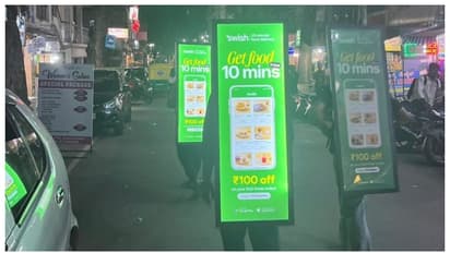 'സ്വയം പരസ്യ ബോർഡുകളാകുന്ന മനുഷ്യര്‍'; ജീവിക്കാനായി എന്തൊക്കെ വേഷം കെട്ടണമെന്ന് സോഷ്യല്‍ മീഡിയ