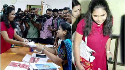 'മുന്നോട്ടുള്ള ജീവിതത്തിന് കൈത്താങ്ങായതിൽ എല്ലാവർക്കും നന്ദി'; ശ്രുതി ഇനി റവന്യൂ വകുപ്പിൽ ക്ലർക്ക്