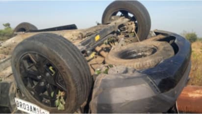 കാർ കൊടുംവളവിൽ നിയന്ത്രണം വിട്ട് മരത്തിലിടിച്ച് മറിഞ്ഞു; 2 ട്രെയിനി പൈലറ്റുമാർ മരിച്ചു, 2 പേർക്ക് പരിക്ക്