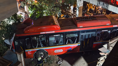 മുംബൈ അപകടം : ബ്രേക്കിന് പകരം ആക്സിലേറ്റർ ചവിട്ടിയത് അപകടകാരണം, ഡ്രൈവര്ക്ക് പരിചയക്കുറവെന്ന് പോലീസ്