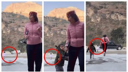 എന്തൊക്കെയാണ് സംഭവിക്കുന്നത്; റീൽസിനായി അമ്മ നൃത്തം ചെയ്യുന്നതിനിടെ കുഞ്ഞ് തിരക്കേറിയ റോഡിലേക്ക്; വീഡിയോ വൈറൽ