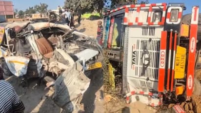 വാനും ട്രക്കും നേർക്കുനേർ കൂട്ടിയിടിച്ച് ഒരു കുടുംബത്തിലെ ഏഴ് പേർ മരിച്ചു; ദാരുണ അപകടം ഹാഥ്റസിൽ