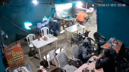 റസ്റ്റോറന്റിൽ ഭക്ഷണം കഴിച്ചുകൊണ്ടിരിക്കെ ടേബിളുകൾക്കിടയിലൂടെ കാർ പാഞ്ഞുകയറി; ഓടി രക്ഷപ്പെട്ട് ആളുകൾ, 3 പേർക്ക്