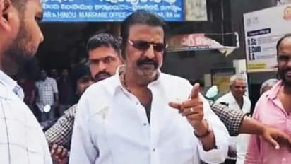 రెచ్చిపోయిన మోహన్ బాబు, కొడుకు మనోజ్ తో పాటు మీడియా ప్రతినిధులపై దాడి,