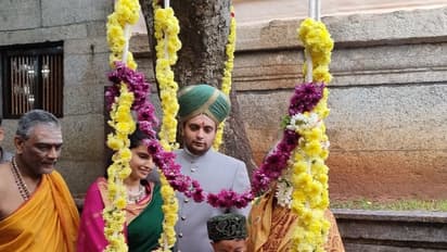 ಮೈಸೂರು ರಾಜವಂಶಸ್ಥರ ಕುಟುಂಬದಲ್ಲಿ ಸಂಭ್ರಮ…. ಯದುವೀರ್‌ ಒಡೆಯರ್‌ 2ನೇ ಮಗುವಿನ ಅದ್ಧೂರಿ ತೊಟ್ಟಿಲ ಶಾಸ್ತ್ರ