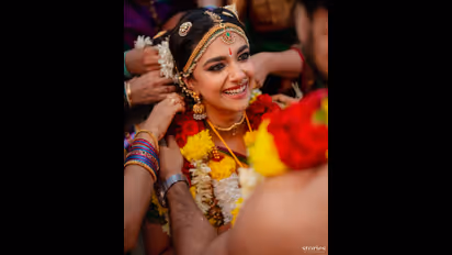 ஆண்டாளாக வந்து ஆண்டனிக்கு கழுத்தை நீட்டிய கீர்த்தி சுரேஷ்! வைரலாகும் வெட்டிங் கிளிக்ஸ்