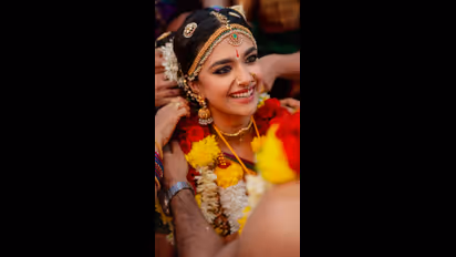 405 மணிநேர உழைப்பில் உருவான கீர்த்தி சுரேஷின் திருமண புடவை! அப்படி என்ன ஸ்பெஷல்? 