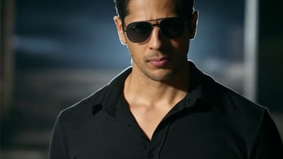 യൂണിഫോമിലല്ല, ഇനി റൊമാൻസ്, പുത്തൻ ചിത്രവുമായി സിദ്ധാര്‍ഥ് മല്‍ഹോത്ര