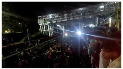 ട്രെയിൻ നേരത്തേ പോയി; ഷൊർണൂരിൽ ട്രെയിൻ തടഞ്ഞ് പ്രതിഷേധിച്ച് യാത്രക്കാർ; ഒടുവിൽ പരിഹരിച്ച് റെയിൽവേ