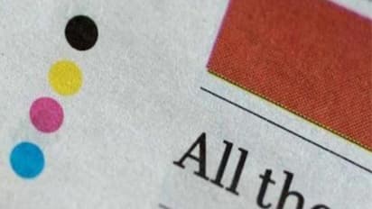 वृत्तपत्रांच्या तळाशी असलेल्या चार रंगीत ठिपक्यांचा अर्थ काय?