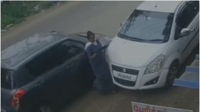 അമിത വേ​ഗതയിൽ പാഞ്ഞെത്തി കറുത്ത കാർ; യുവതിയെ തൊട്ടു മുന്നോട്ടുപോയി തലകീഴായി മറിഞ്ഞു,സിസിടിവി ദൃശ്യങ്ങൾ പുറത്ത്