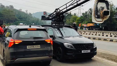 ദേശീയപാതയിൽ രാവിലെ ആറിന് പ്രത്യക്ഷപ്പെട്ട ആഢംബര കാര്, നാട്ടുകാർ തടഞ്ഞു, റോഡ് തടഞ്ഞ് നടന്നത് പരസ്യ ചിത്രീകരണം